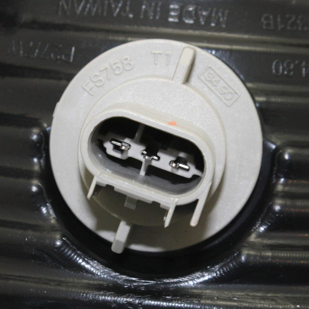 Tail Light RH Outer Assembly Halogen with Turn Signal Light Bulb J6898