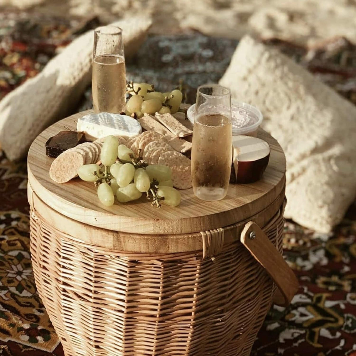 Large Wicker Picnic Basket with Lid and Handle E56995