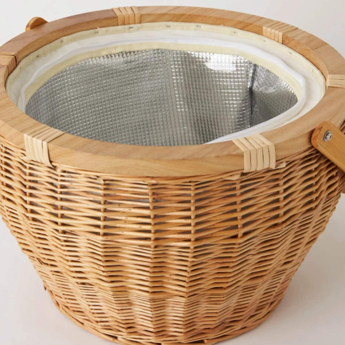 Large Wicker Picnic Basket with Lid and Handle E56995