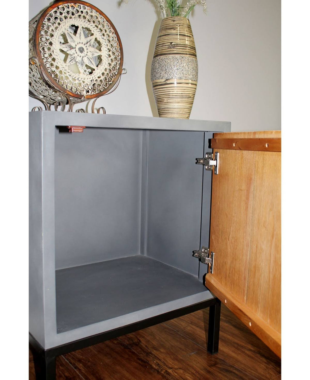 Single Door Accent Cabinet Y878